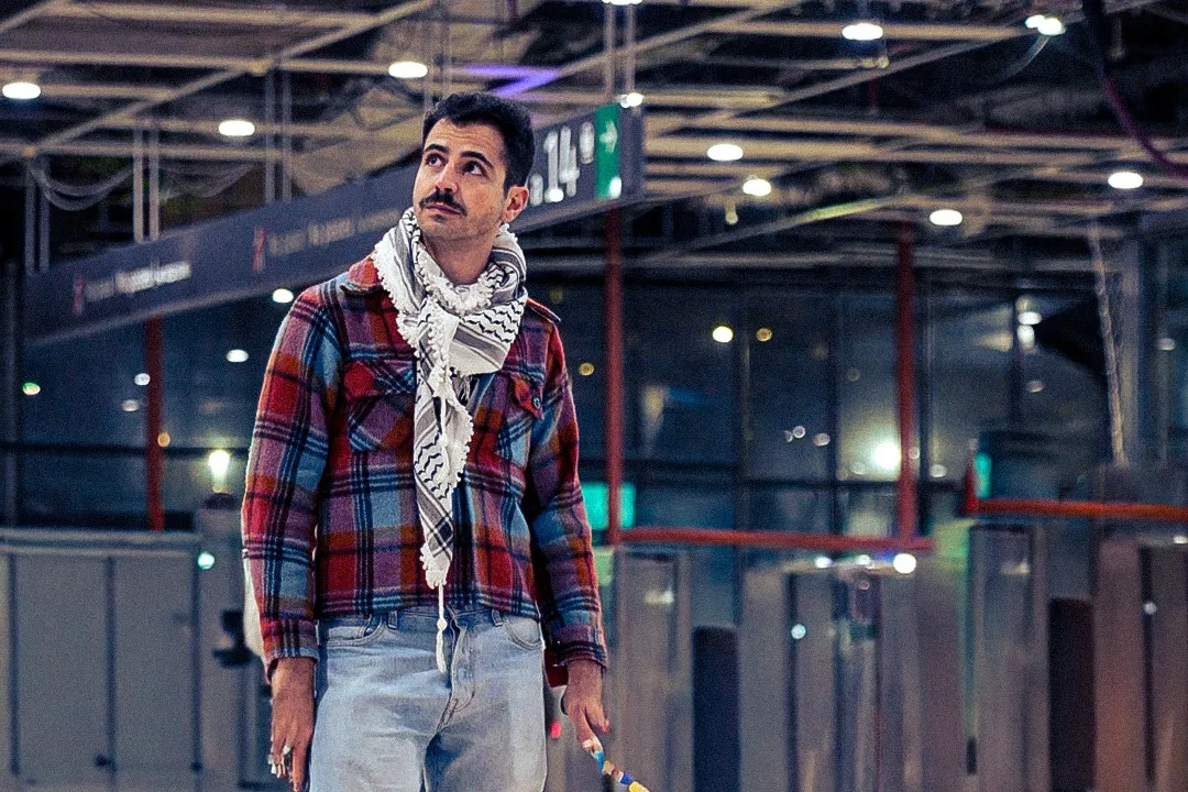 Fotografía callejera y de retrato en el Barrio de Sants. Luz y sombra.