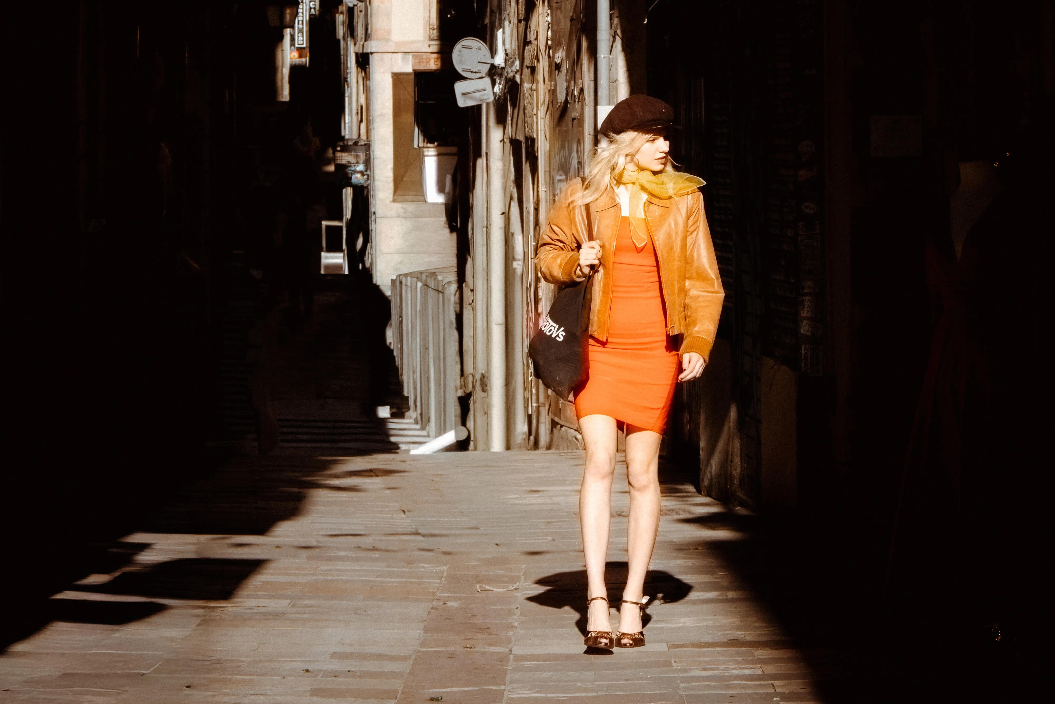 Fotógrafa callejera y de retrato en el Barrio del Born. Luz y sombra